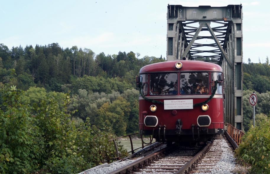 Der Triebwagen der PEF verlsst die Krutlsteinbrcke in Passau/Lindau