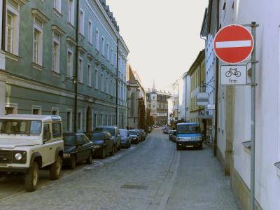 enge Einbahnstraße mit funktionierendem Zweirichtungs-Radverkehr Passau, Heiliggeistgasse
