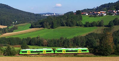 Die Ilztalbahn zwischen Waldkirchen und Freyung Zwei Triebwagen in der Landschaft des Bayerischen Wald