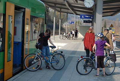 Radfahrer und Bahn